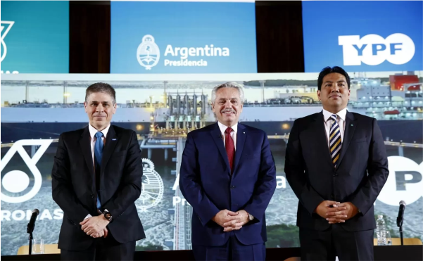 Lee más sobre el artículo Acuerdo entre YPF y la petrolera malaya Petronas para procesar gas de Vaca Muerta